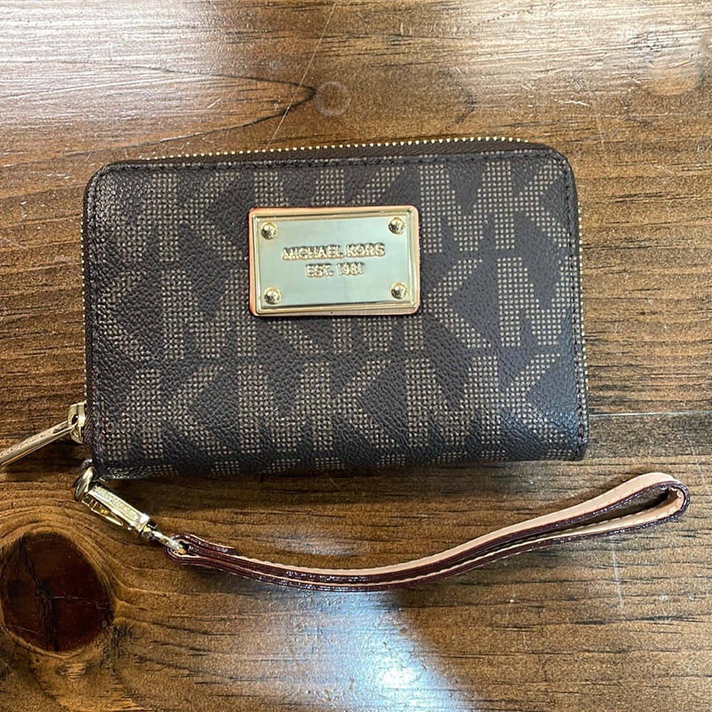Micheal kors wristlet